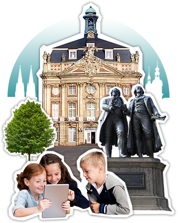 Zwei Kinder schauen sich mit einer Frau auf einem Tablet ein Bild eines Schlosses an, vor dem eine Statue steht.