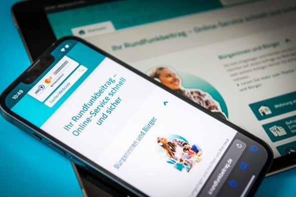 Ein Smartphone und ein Tablet mit der Website des Beitragsservice.