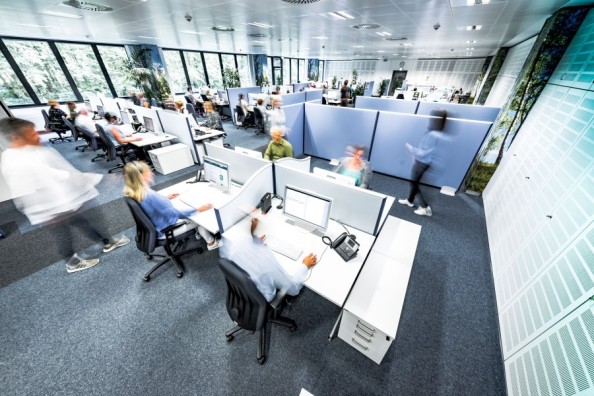 ARD ZDF Deutschlandradio Beitragsservice, Köln - Sachbearbeitung: Telefonischer und schriftlicher Service im Großraumbüro

© ARD ZDF Deutschlandradio Beitragsservice/Ulrich Schepp, honorarfrei – Verwendung ausschließlich zur redaktionellen Berichterstattung über den Rundfunkbeitrag/den Beitragsservice und bei Nennung „Bild: ARD ZDF Deutschlandradio Beitragsservice/Ulrich Schepp“. Bearbeitungen sind nicht gestattet, d.h. die Fotos dürfen nicht verändert oder in sonstiger Form bearbeitet und dann verbreitet werden. 