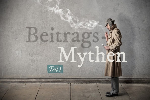 Ein Mann im Detektivmantel hält eine Lupe und eine Pfeife und blickt durch die Lupe auf den Schriftzug "Beitrags-Mythen".