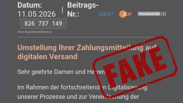 Roter Stempel mit dem Schriftzug 'Fake' auf dem Screenshot einer betrügerischen E-Mail
