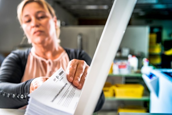 ARD ZDF Deutschlandradio Beitragsservice, Köln - Schriftlicher Service: Posteingang, Mitarbeiterin an Kuvertierungsmaschine

© ARD ZDF Deutschlandradio Beitragsservice/Ulrich Schepp, honorarfrei – Verwendung ausschließlich zur redaktionellen Berichterstattung über den Rundfunkbeitrag/den Beitragsservice und bei Nennung „Bild: ARD ZDF Deutschlandradio Beitragsservice/Ulrich Schepp“. Bearbeitungen sind nicht gestattet, d.h. die Fotos dürfen nicht verändert oder in sonstiger Form bearbeitet und dann verbreitet werden. 
